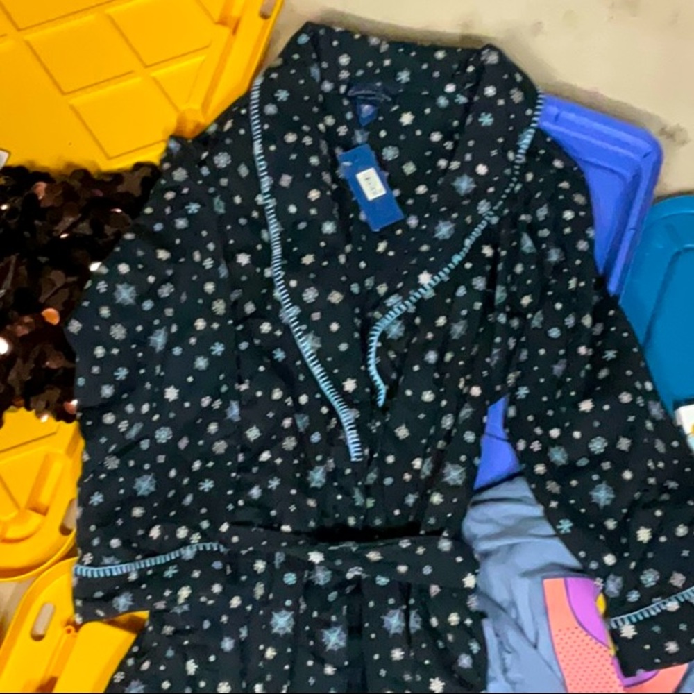 MACY’s Winter Robe- great gift! sz M, NWT